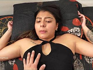 Aku bangunin adik tiri brunette kecil 18+ buat seks misionaris diam-diam. Orang tua tidur di sebelah.