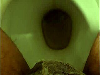 ウォンテッド・プロダクションの奴隷が赤いランジェリーでオシッコ集