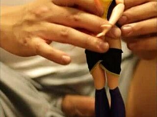 Muñeca Batgirl DC atada para ducha de leche en blowbang