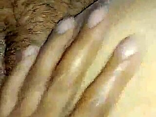 彼氏の指がオイル塗りの毛むくじゃらのマンコを狂わせる