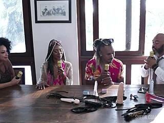 Kami Hadapi Prasangka Kerana Saiz Kami Dan Nikmati Seks Awam Dalam Lingerie Merah Nipis