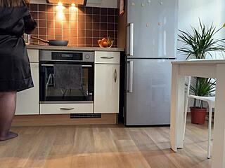 Teściowa pociera mokrą cipkę w kuchni dostaje spermę na tłustą dupę