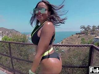 Luna Star Feels Deep Passion in Fuck and Sloppy Blowjob on Vacation