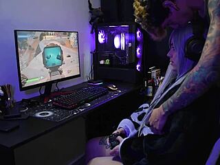 Emo πόρνη με τεράστια βυζιά και κώλο γαμιέται παίζοντας Fortnite