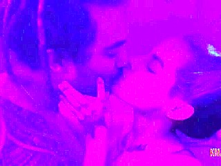 Siyah Yakışıklı Banyoma Katılıyor ve Büyük Eliyle Beni Parmaklıyor