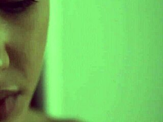 Kleine junge Frau reitet Dildo in nasser Solo-Action