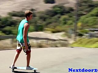 Muscular homo hunk bodybuilding solo session