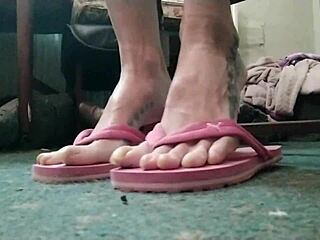 Huge Talons on Sexy Feet Drive Me Wild!