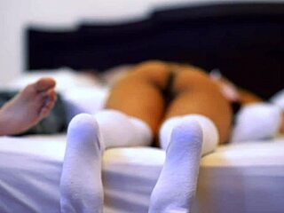 la colegiala transa com amigo do irmão no motel enquanto a família janta... que loucura!