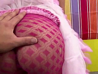 Sexy Latina housewife moans passionately in one-on-one sex 😘