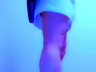 아름다운 크로스드레서가 크리스마스 도미네이션에서 맨발로 엉덩이 숭배