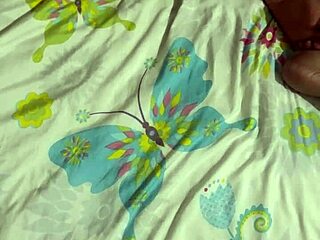 Mi Hermanastra Llega de Fiesta y Aprovecho Pa’ Entrar a Su Cuarto... Nadie Se Da Cuenta, Me Masturbo y Le Meto Mi Leche con Dedos en Coñito y Culo!