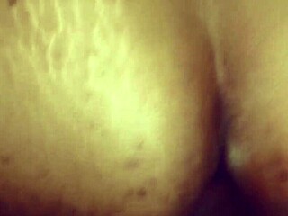 Latina brunette bøjet over med dildo i røven, rider monster pik til anal 😈