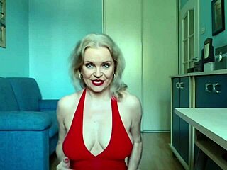 Мамчето полудява с огромен дилдо насаме