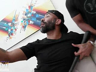 카이라가 그녀의 좁은 엉덩이에 야구 방망이 어떻게 다뤄?