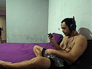 Moj muž me ignoriše zbog igara, pa jebem njegovog najboljeg prijatelja u rizičnom seksu