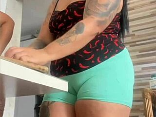 Wow, Japan-Babe mit Riesenfotze zeigt alles für mich