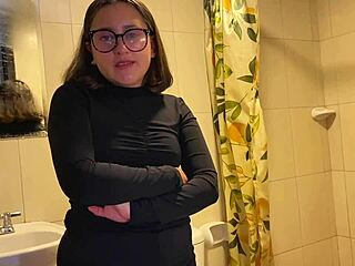 Изменила мужу с сантехником, жесткий трах и конча в жопу