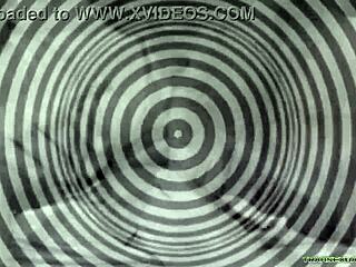 Dženi King dominira u sirovoj POV cumshot priči.