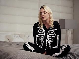 Сексапильная блондинка Кенна Джеймс жестко скачет на хуе парня Нейтана Бронсона