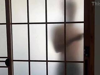 Она жаждет быть связанной во время интенсивного глубокого минета