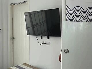 Imádja, ha megkötözik a durva mélytorkos akció közben