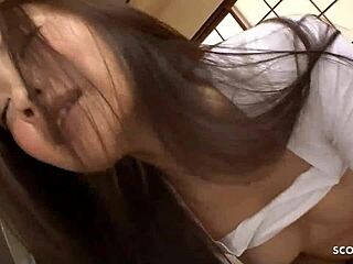 アジアの若いカップルが激しい中出しアクションで大暴れ