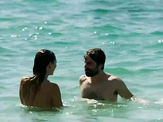 Regina Blandón flashes pezón in steamy 2019 bikini scene