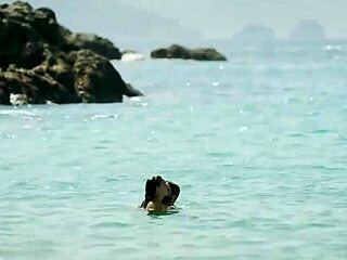 Regina Blandón flashes pezón in steamy 2019 bikini scene