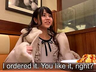 Hey, mate cette petite salope 18+ qui suce grave ses potes