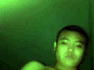 Вьетнамская мамаша присоединяется к дикому трио в горячей групповой сцене