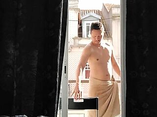 핫한 이웃이 발코니에서 야하게 노는 장면