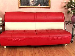 Kypsä blondi sukkahousuissa naidaa kovan miehen raa'alla anaali-toiminnalla