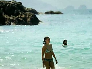 Regina Blandón flashes pezón in steamy 2019 bikini scene