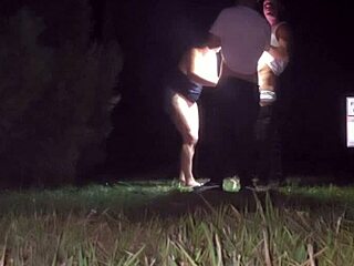 クラブで2人のファンに会って濡れて、屋外でヤラせる