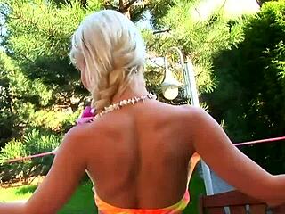 Wow, look at this dripping wet hottie babe!