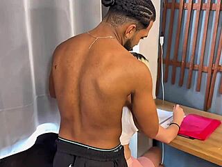 Ей, искаш ли да гледаш как тая пълнолетна кукла дразни с мокрото си стегнато путка?