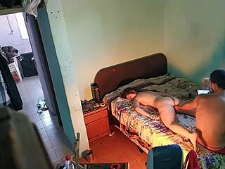 Lena, utslitt fra jobb, ringer massør på hjemmebesøk