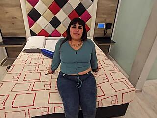 madre soltera argentina shows off her unique talents in intimate interview setting.