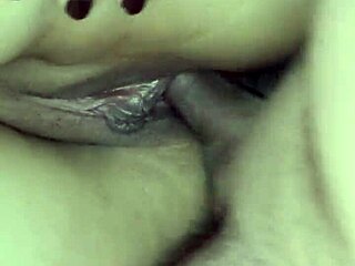 El vecino me sorprende en el baño y lo invito a acompañarme en acción casera