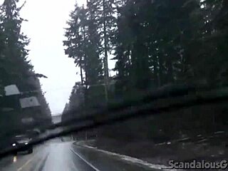 섹시한 여자가 차 안에서 장난감과 손가락으로 야외 자위