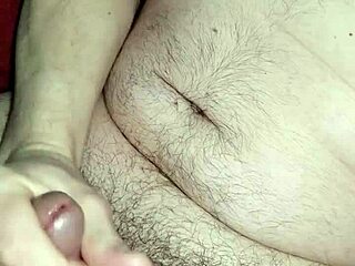 Soloboy enfia dildo fundo na bunda até gozar forte