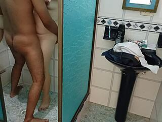 Banyoya gizli kamera koyup soyunmasını izledim tangasını çıkarırken otuz çektim sonra Latina vücudunu kazara siktim