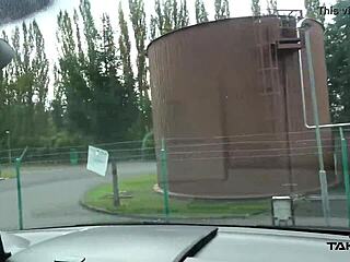 ピックアップブロンドがマフをドギーで騎乗して大声で喘ぐ