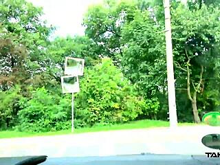 ピックアップブロンドがマフをドギーで騎乗して大声で喘ぐ