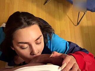 Pelajar seksi ni bongkok untuk pengajaran doggystyle panas