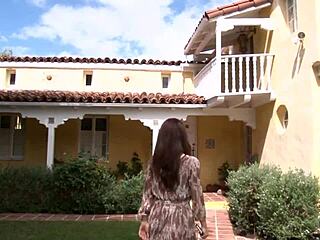 Brinete lezbejke jedu jedna drugu strastveno