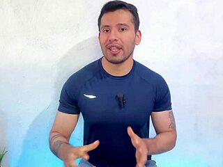 Hombre cubano hetero dotado de 25cm permite que masajista de pies le de sexo oral hasta venirse en su boca