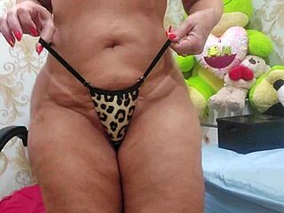 قضيب أسود كبير يلتقي بي بي دبليو مثيرة في رقص بيكيني حسي مع مؤخرة سمينة