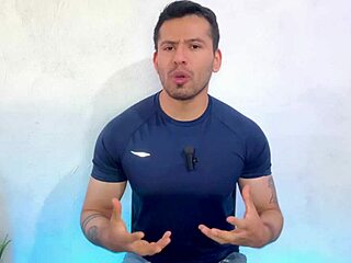 Hombre cubano hetero dotado de 25cm permite que masajista de pies le de sexo oral hasta venirse en su boca